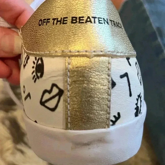 OTBT NEW leather eyes lips all over sneaker casual shoe pattern Size 9.5 NWT - Picture 3 of 6